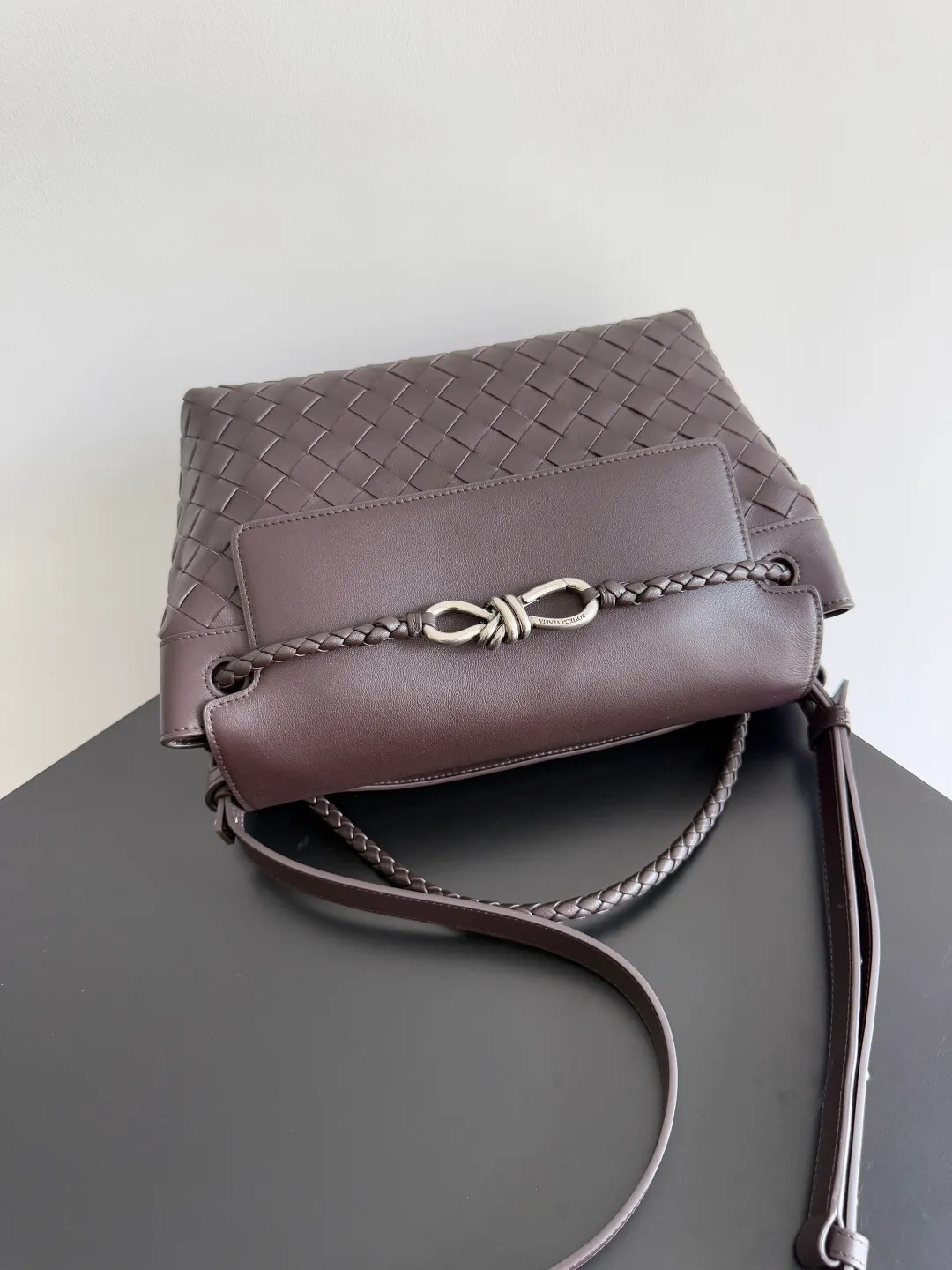 Batch 2460 BOTTEGA VENETA Bottega Veneta's 2025 new product for men ANDIAMO Bottega Veneta's main recommendation is undoubtedly the Andiamo small size. The first new favorite of the 2025 new product is a men's figure buckle bag. It can be seen that the designer has used many small ideas. The detachable crossbody strap is very convenient. It is convenient for elite office workers to reduce the burden on their hands when carrying work logs and office supplies. The interior is divided into two large compartments and a small zippered compartment. Unlike the women's model, the compartments here are not removable. The fixed large single layer also makes it easier to pack lightly when going out to work, and avoids the accumulation of too many small items. Style number: 815781 Size: 29*20*13cm
